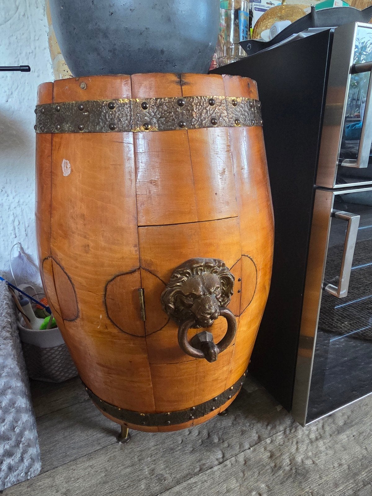 Unieke houten drankkast in de vorm van een vat, Ophalen