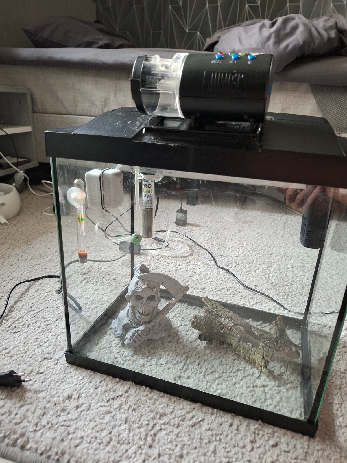 aquarium met voedersysteem, Ophalen, Leeg aquarium