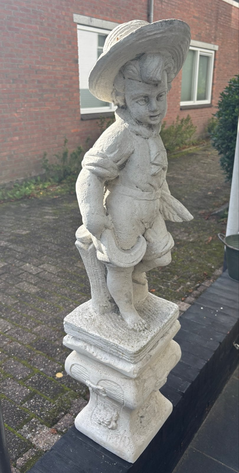 Betonnen beeld van jongen met hoed, Tuin en Terras, Ophalen of Verzenden, Gebruikt, Beton, Mensenbeeld