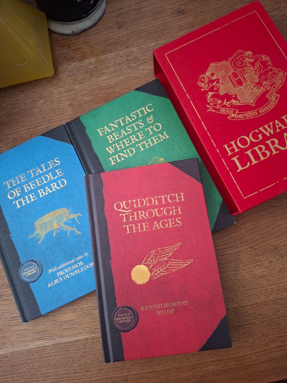 Hogwarts library harry potter engels 3 boekjes in box, Verzenden, Zo goed als nieuw, Boek of Poster