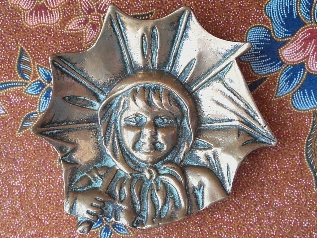 Meisje met paraplu mooi antiek muntenschaaltje uit Engeland., Ophalen of Verzenden, Brons