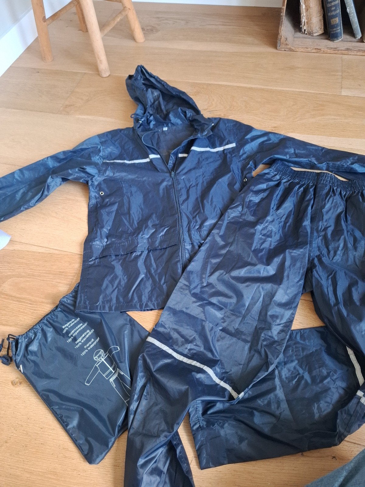 Donkerblauw regenpak maat 140 met opbergzak, Caravans en Kamperen, Regenkleding, Ophalen of Verzenden, Gebruikt, Regenbroek, Kinderen