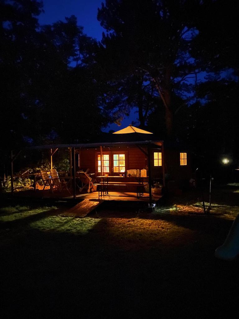Last minute Leuke en ruime kampeerbungalow op Camping Bakkum