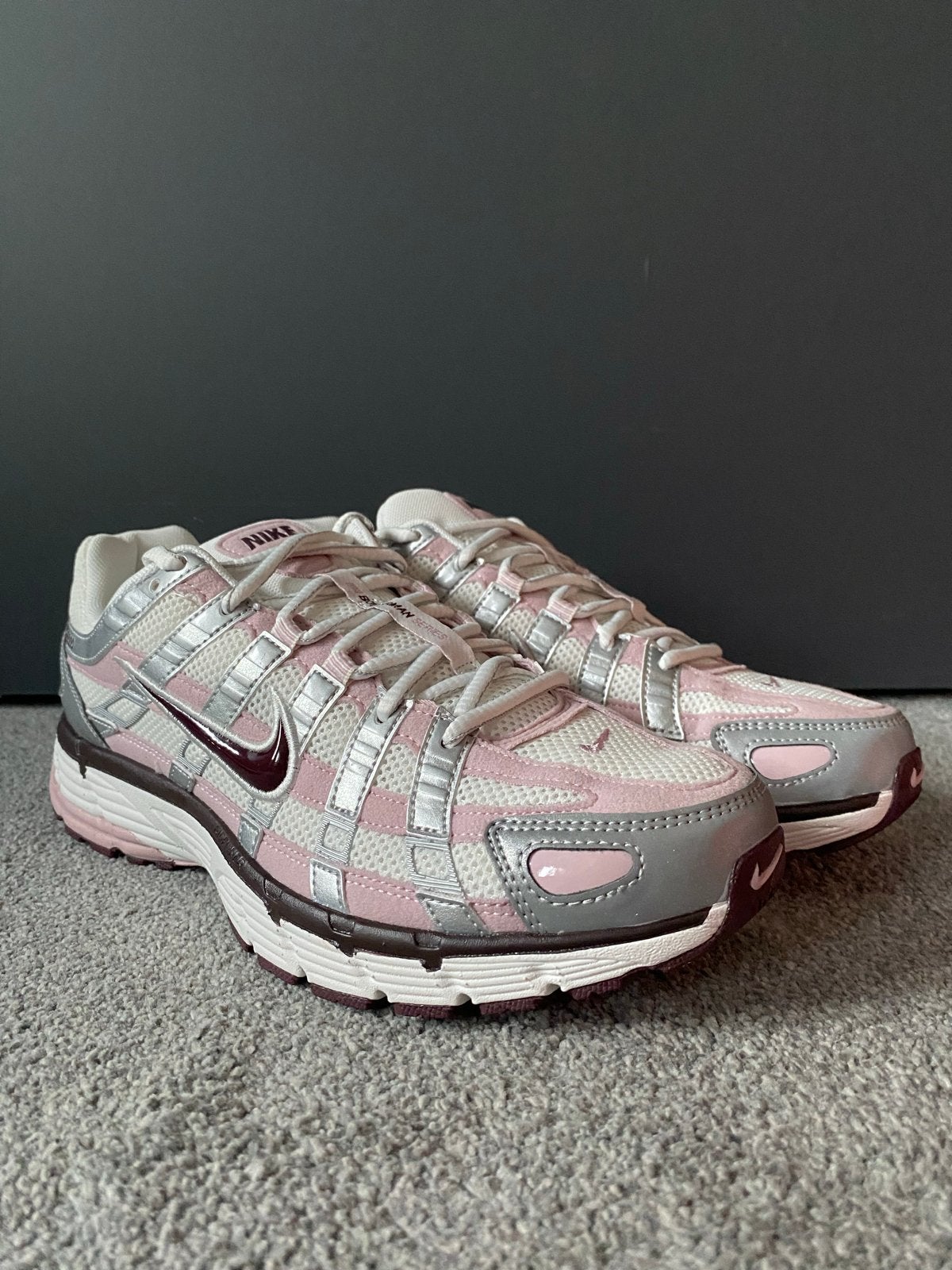 W Nike P-6000 Summit White/Plum Chalk Maat 43, Kleding | Dames, Colosseum 1, -, Verzenden, Nieuw