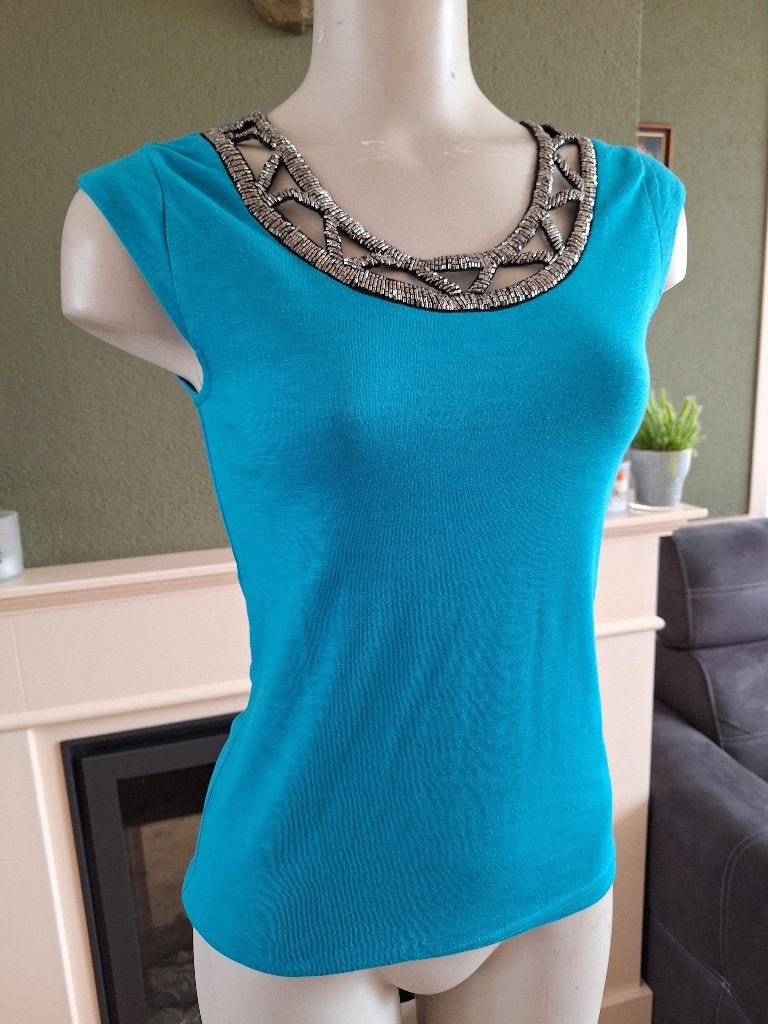 Lola Liza turquoise top shirt XS 34 mooie hals, Kleding | Dames, Overige kleuren, Verzenden, Zo goed als nieuw, Zonder mouw