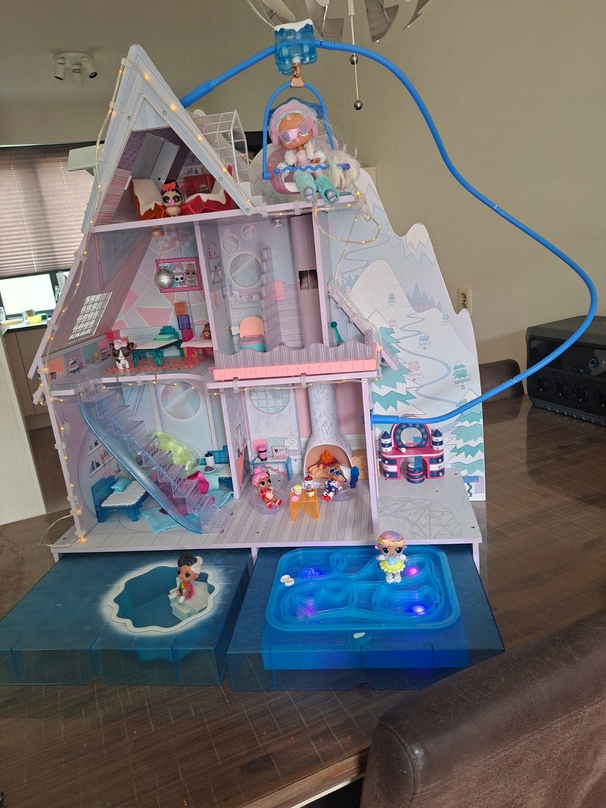 l.o.l. suprise winter cottage/winter poppenhuis, Ophalen, Zo goed als nieuw, Poppenhuis