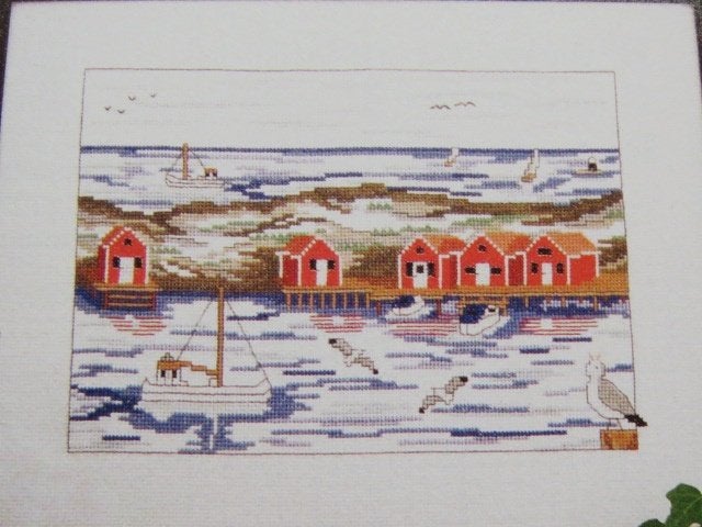 Zweeds borduurpatroon kruissteek rode huisjes aan zee, Ophalen of Verzenden, Nieuw, Handborduren, Patroon