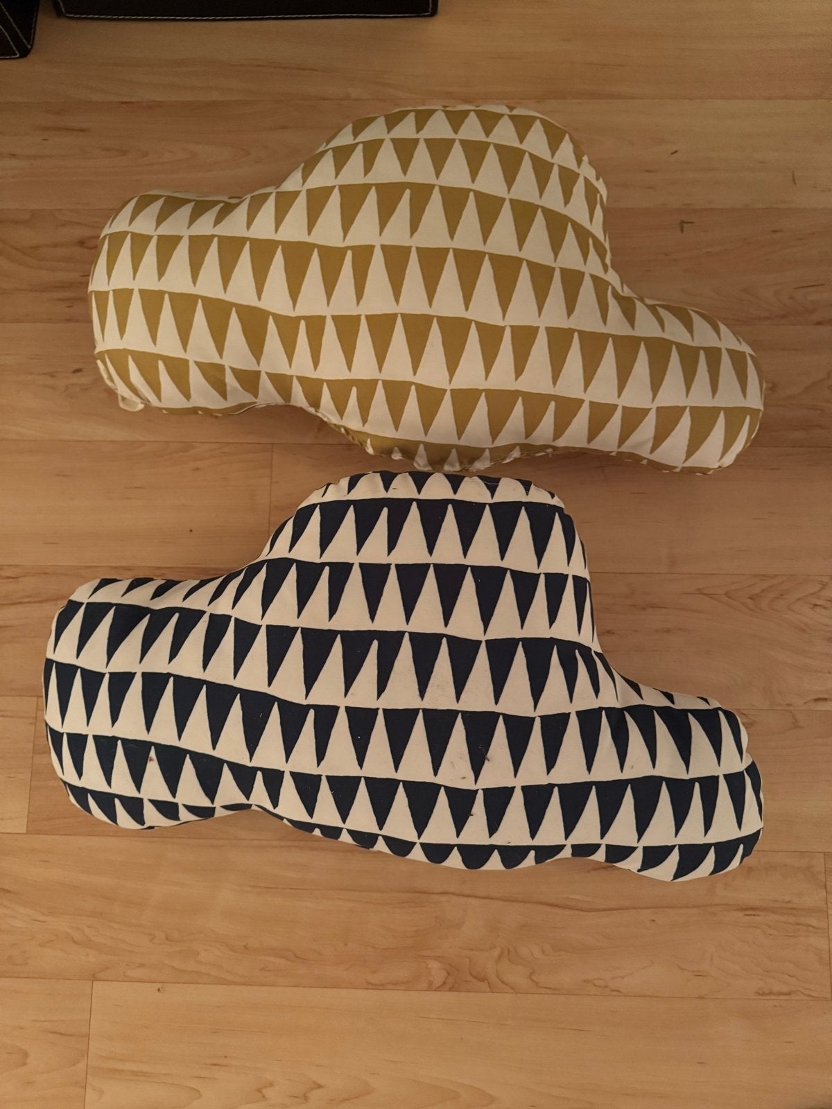 Set van 2 decoratieve kussens met driehoekspatroon, Ophalen of Verzenden, Zo goed als nieuw