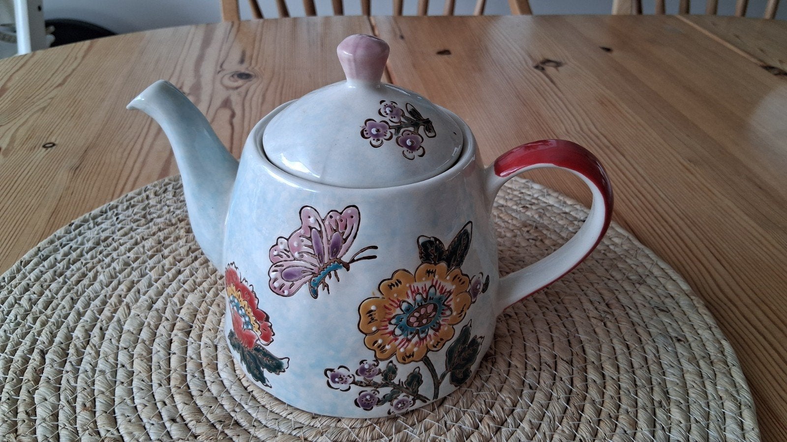Nieuwe theepot van Xenos met bloemen en vlinders, Nieuw, Steen/keramiek, Meerkleurig, Overige merken