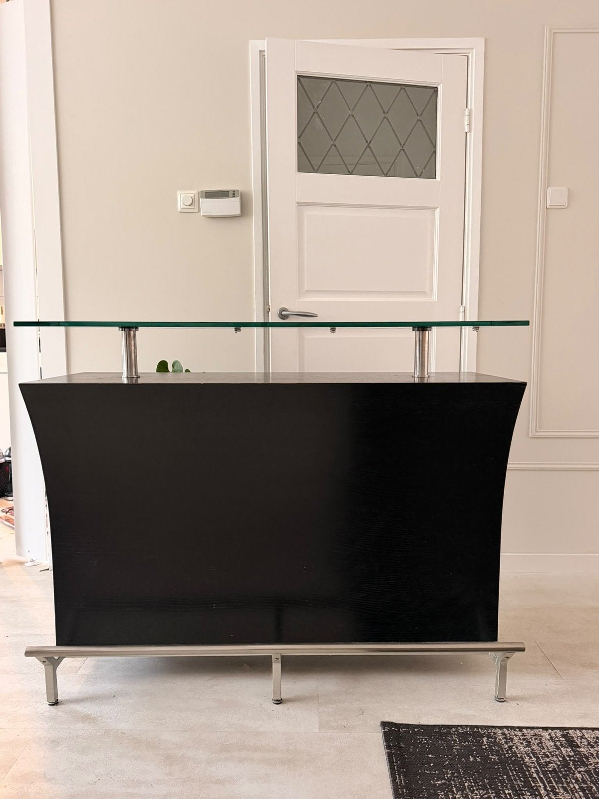 Zwarte houten bartafel met glasplaat, Ophalen, Gebruikt