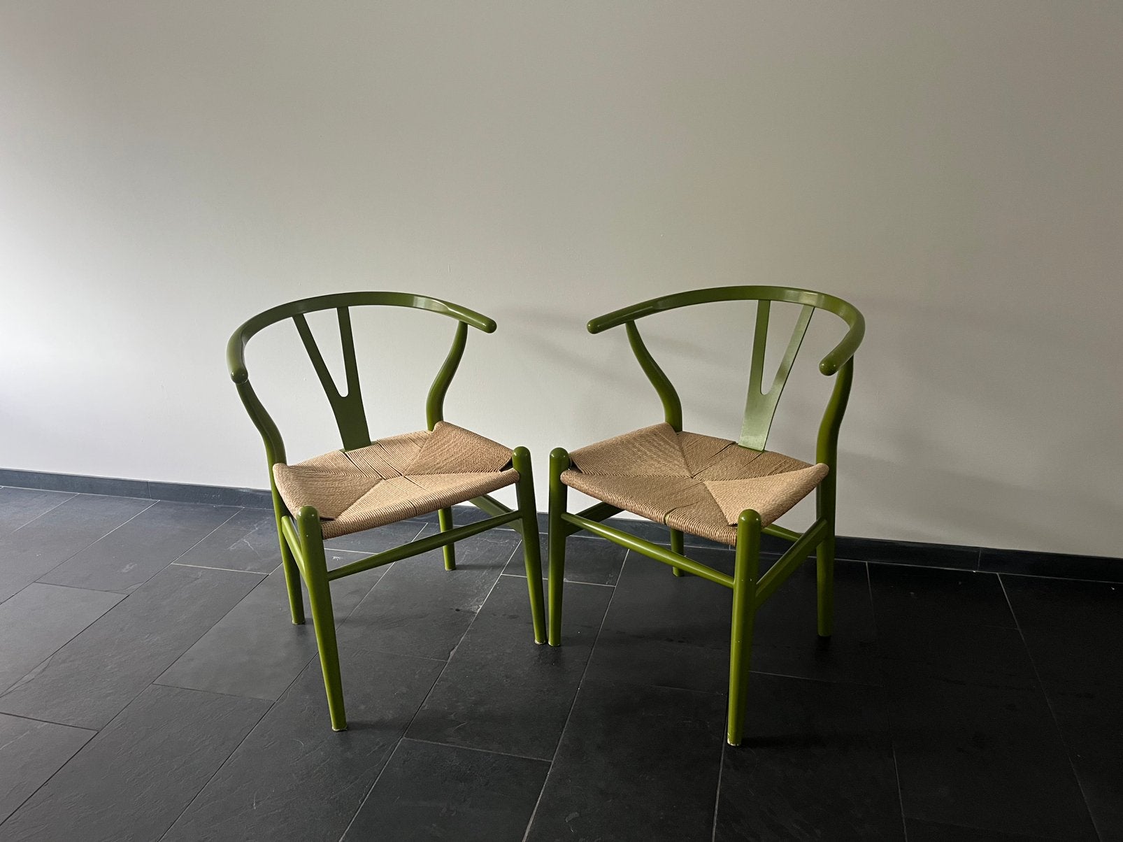 Set 2 groene Wishbone chairs – Scandinavisch/japandi  stijl, Huis en Inrichting, Ophalen, Zo goed als nieuw, Overige kleuren, Twee