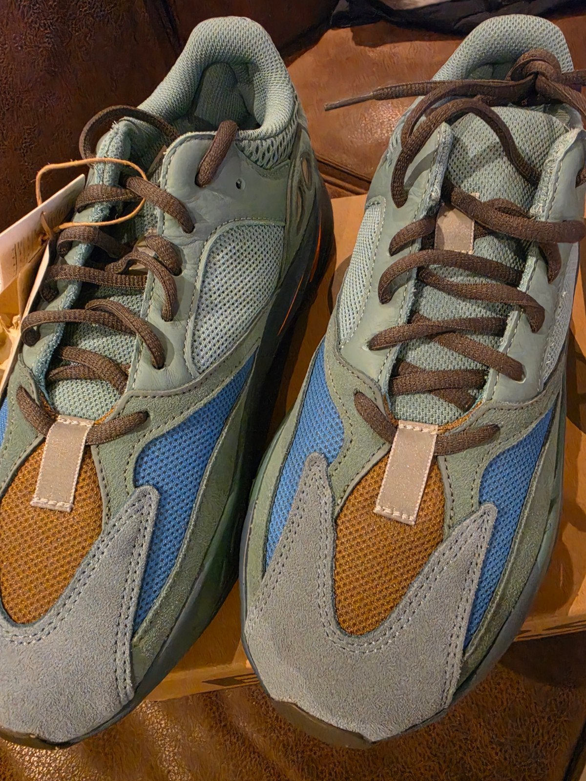Adidas Yeezy Boost 700 - Nieuw en ongedragen (maat 43 1/3), Blauw, Nieuw, Ophalen of Verzenden, Sneakers of Gympen