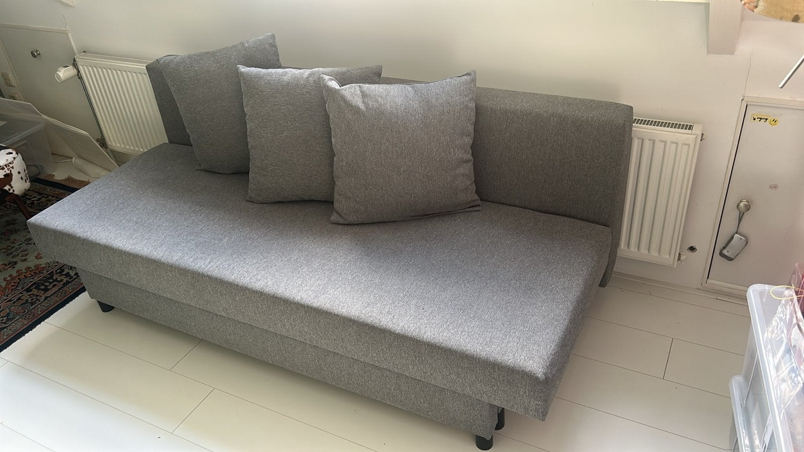 Grijze IKEA slaapbank met opbergruimte