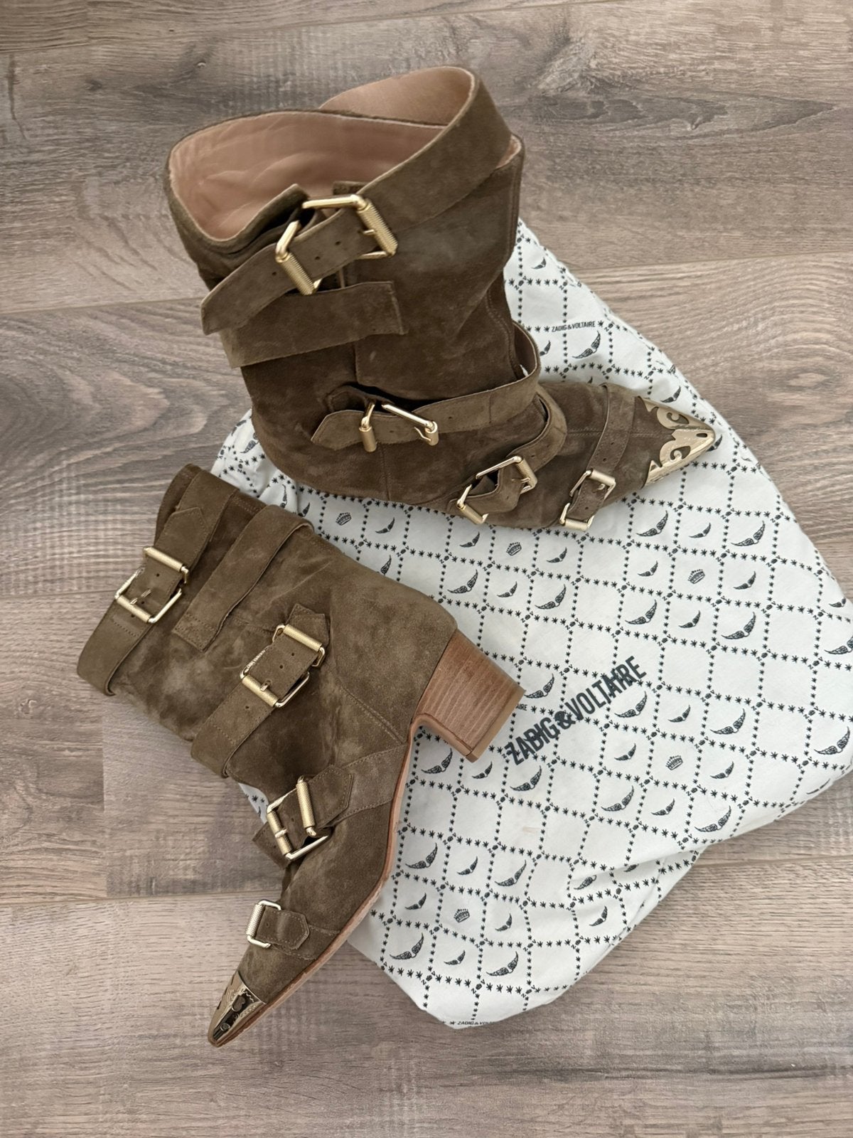 Zadig&Voltaire suède laarzen met gouden gespen, Ophalen of Verzenden, Gedragen, Bruin, Lage of Enkellaarzen
