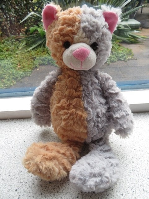 Poes grijs oranje bruin met roze neus oren merk Toys Wibra?, Kinderen en Baby's, Korrelvulling, Ophalen of Verzenden, Zo goed als nieuw