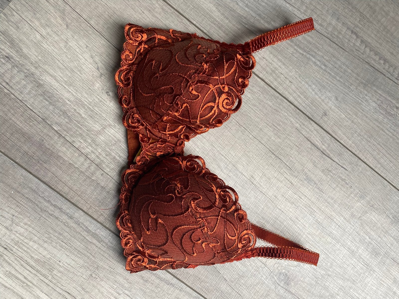 Nieuw Y.E.W.O roestkleurige push up BH 70B + string maat S, Ophalen of Verzenden, Bruin, BH