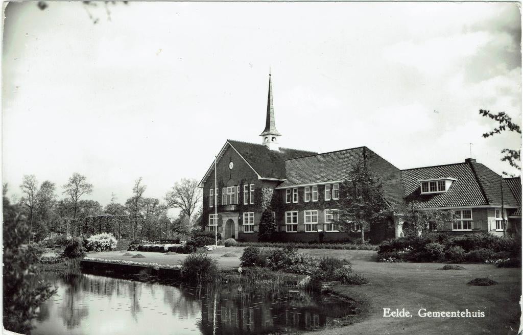 Eelde – Gemeentehuis. Gelopen Amsterdam 1976., Verzamelen, Ansichtkaarten | Nederland, Ophalen of Verzenden, 1960 tot 1980, Gelopen