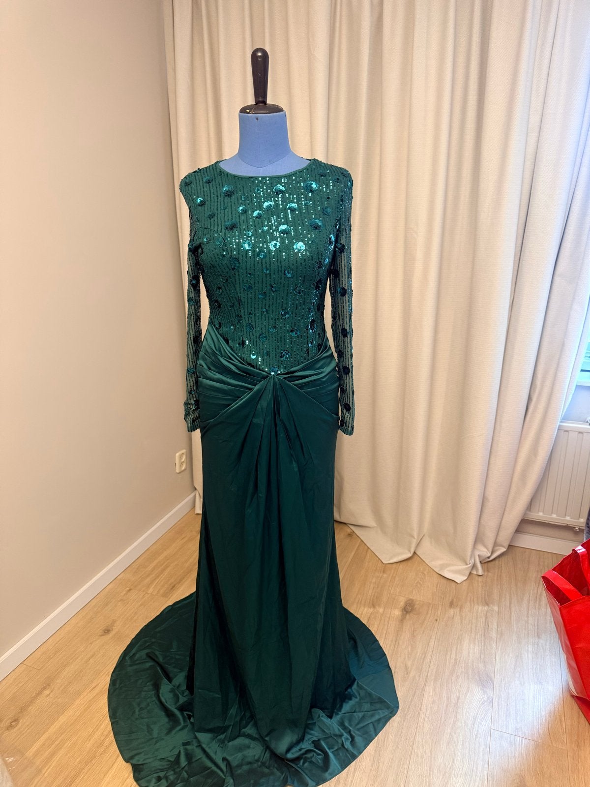 Prachtige smaragdgroene galajurk met pailletten, Ophalen, Zo goed als nieuw, Maat 36 (S), Onder de knie