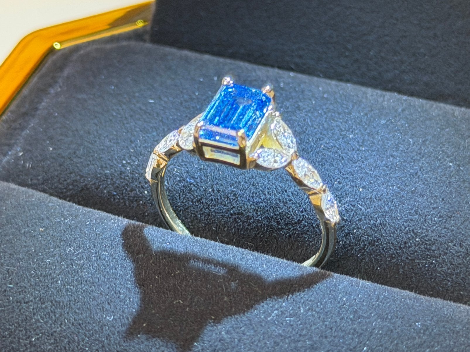 Prachtige gouden ring met zeldzame blauwe diamant vivid blue, Blauw, Nieuw, Ophalen of Verzenden, 17 tot 18
