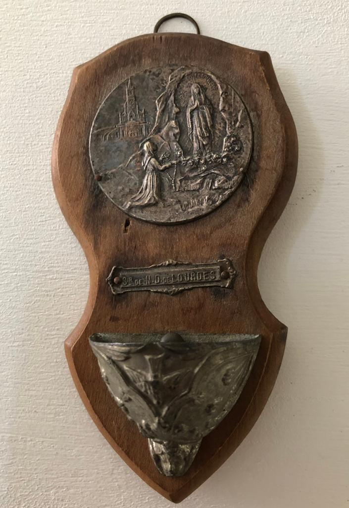 Mooi oud brocante bewerkt wijwaterbakje. Grot bij Lourdes, Ophalen of Verzenden, Gebruikt