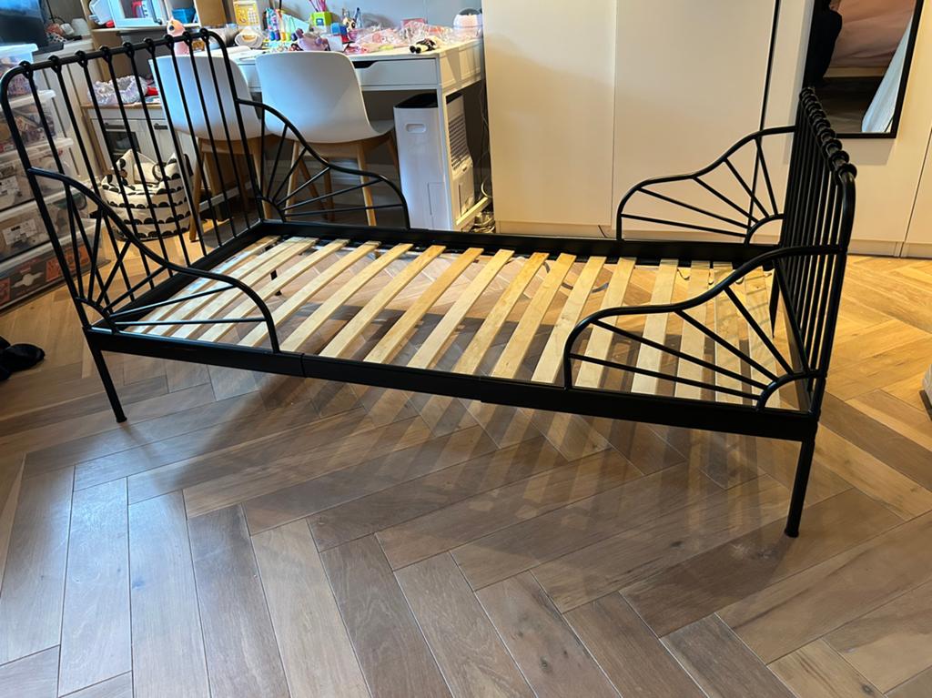 MINNEN ikea bed meegroei zwart staal, Ophalen, Jongetje of Meisje, Wit, Deken of Dekbed