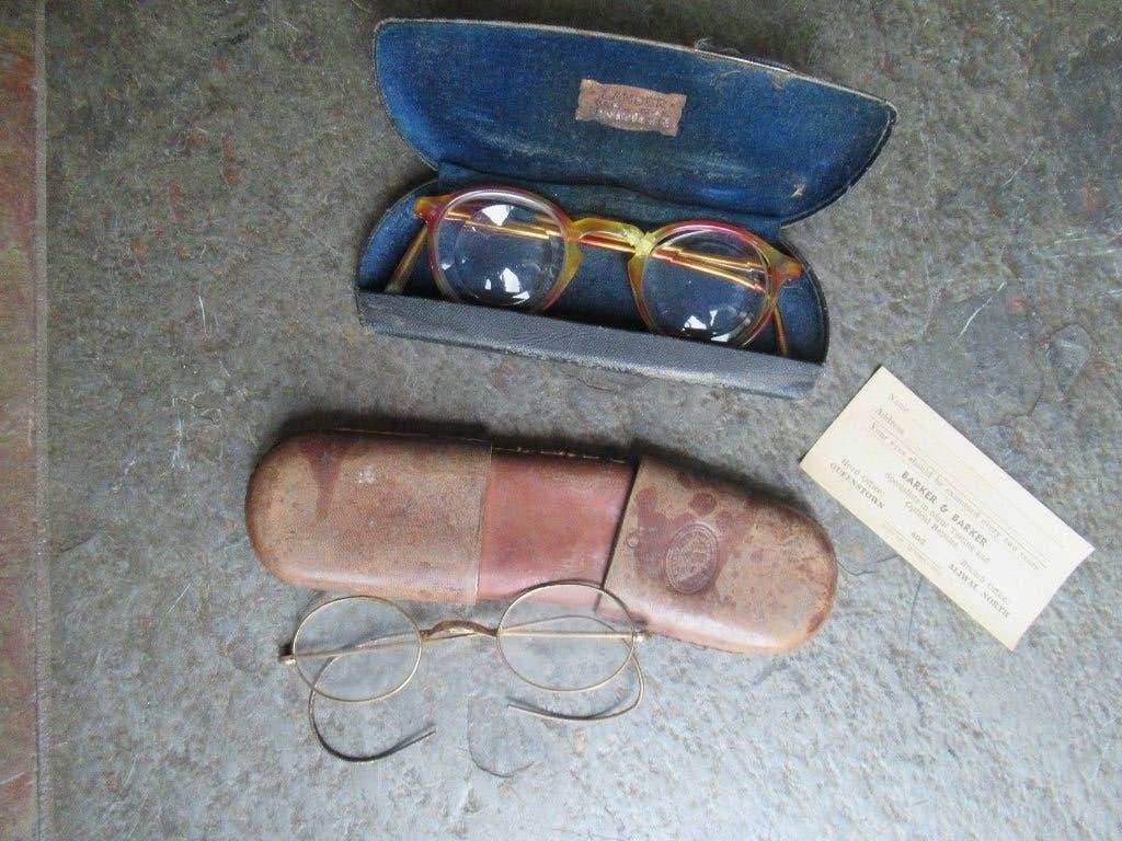 ANTIEKE BRILLEN 2 stuks in Brillenkoker samen € 75, Antiek en Kunst, Antiek | Kleding en Accessoires, Ophalen of Verzenden
