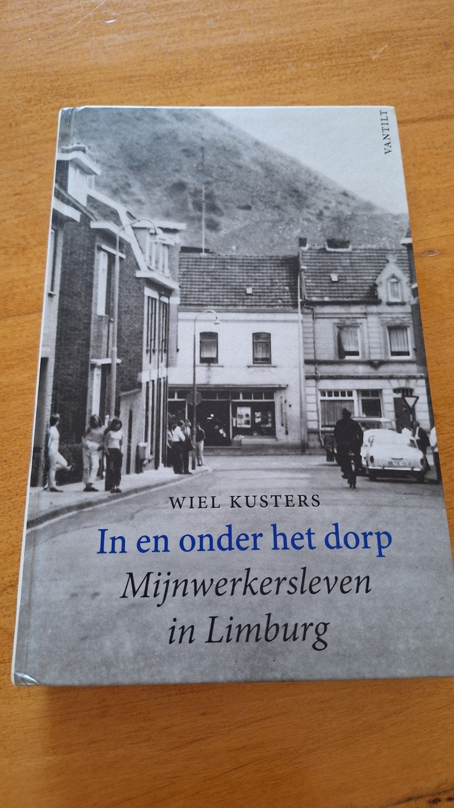 In en onder het dorp: Mijnwerkersleven - Wiel Kusters, Boeken, Ophalen of Verzenden, 20e eeuw of later, Zo goed als nieuw, Wiel Kusters
