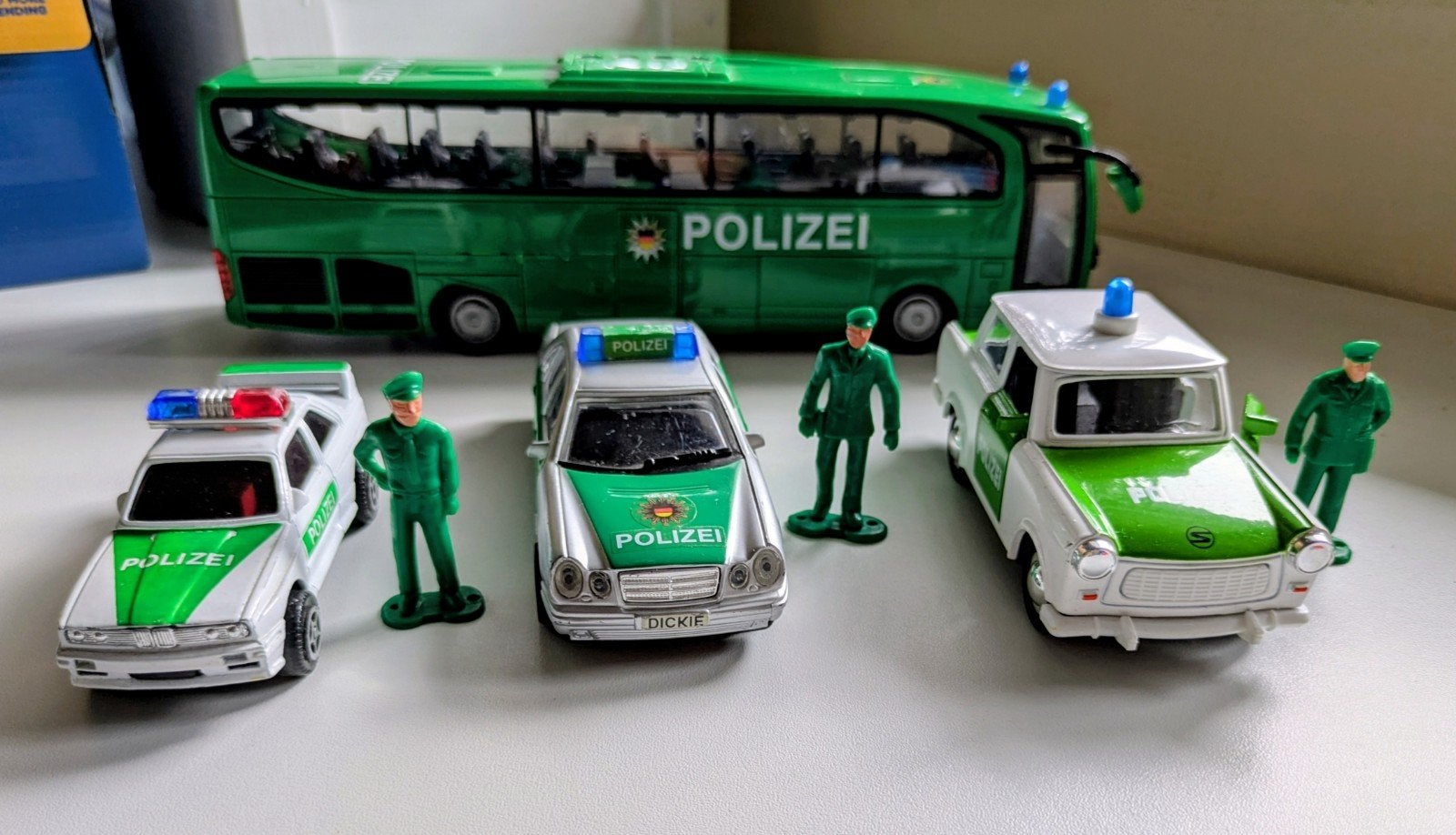 Set Duitse politie autootjes, politie bus, 3 agenten., Ophalen of Verzenden