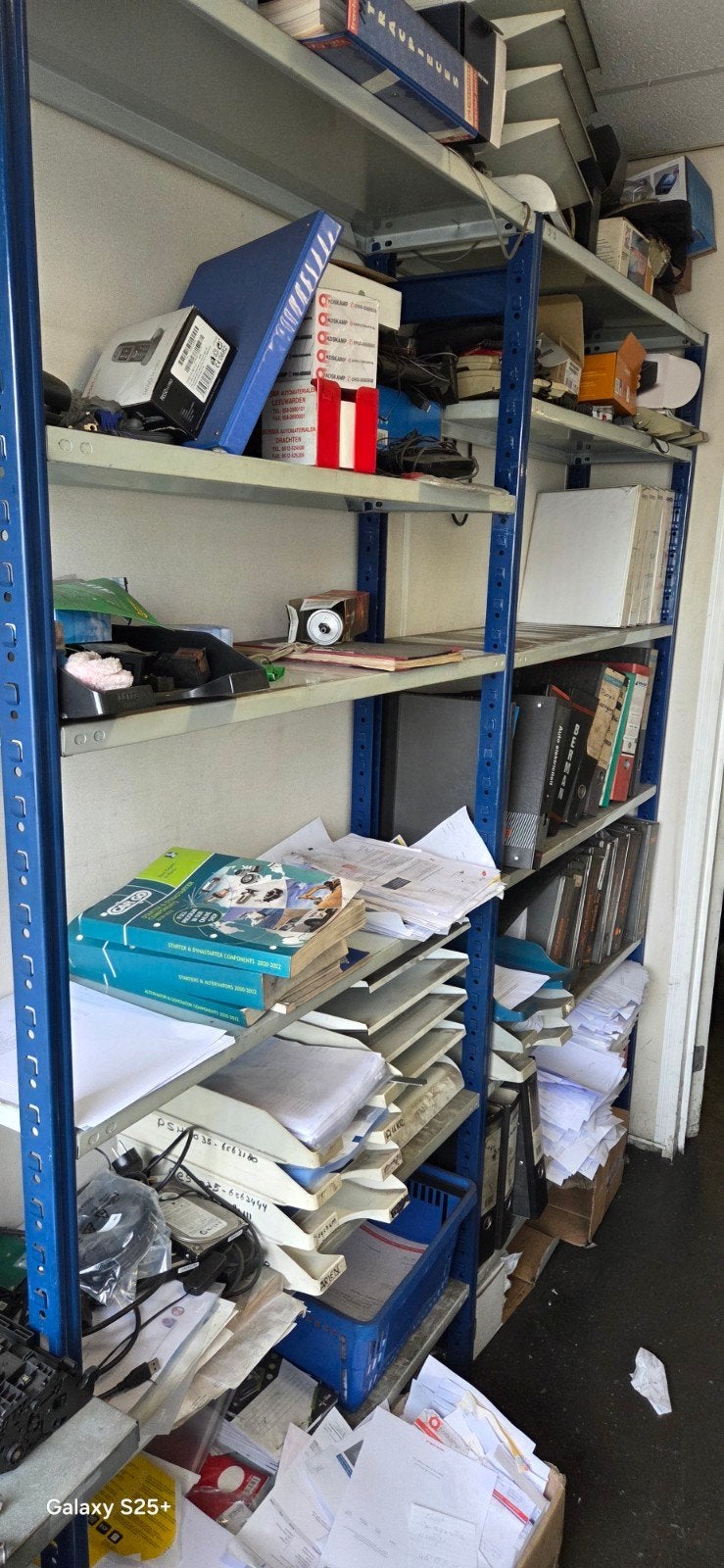 Metalen magazijnstelling met  legborden, Ophalen