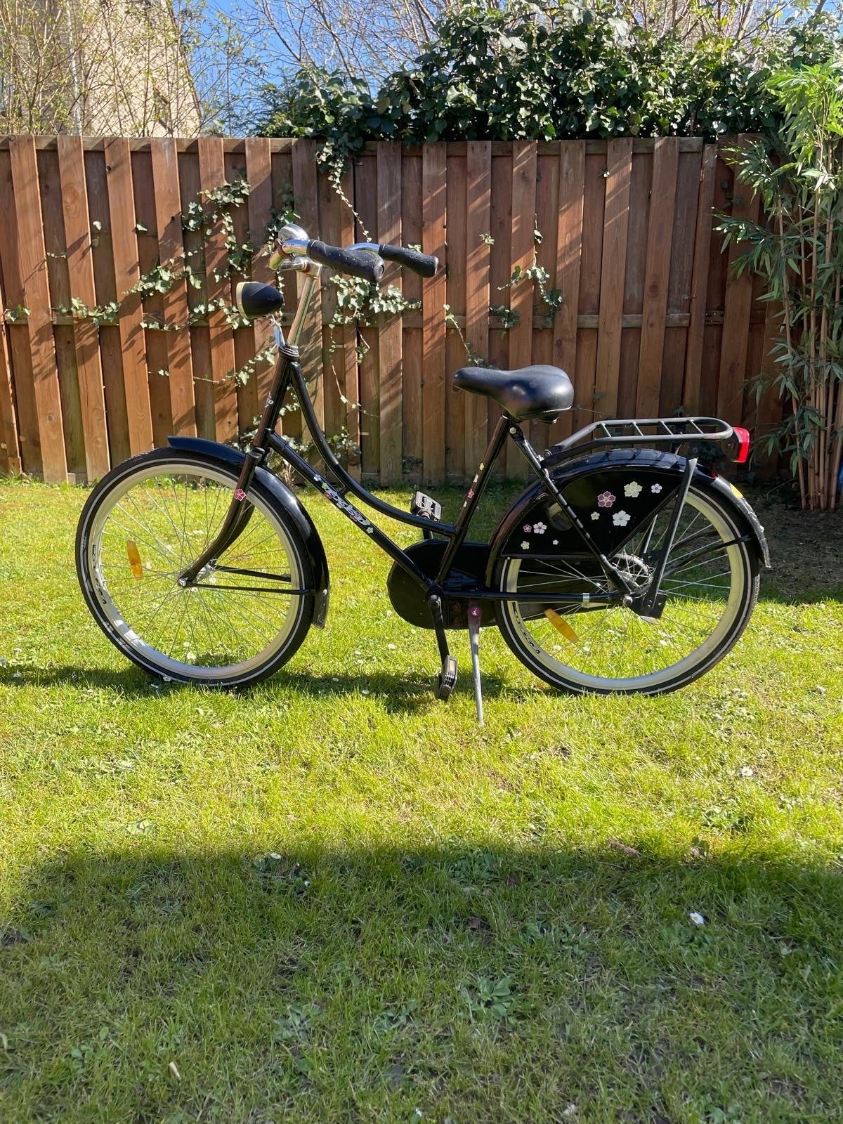 Zwarte kinderfiets met bloemen, 24 inch, Fietsen en Brommers, Fietsen | Meisjes, Ophalen, Gebruikt, Terugtraprem, 24 inch