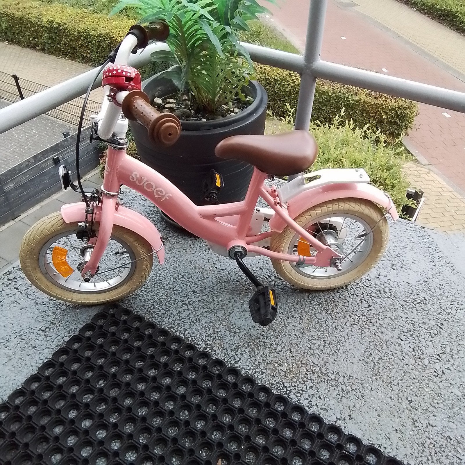 Sjoef kinder fietsje 12 inch met terug trap rem En voor rem,, Ophalen of Verzenden, Zo goed als nieuw, Minder dan 16 inch, Zijwieltjes