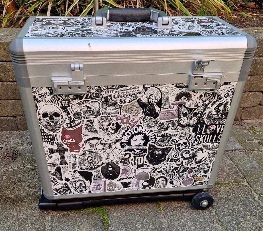 gratis :Flightcase trolley afsluitbaar bestickerd 33x40x17 c, Hobby en Vrije tijd, Ophalen, Gebruikt