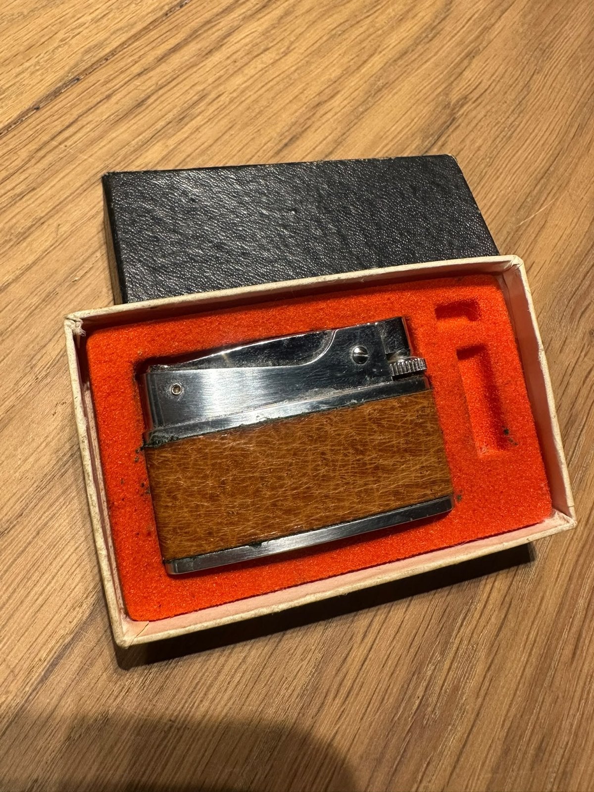 Vintage aansteker met houten afwerking in originele doos, Ophalen of Verzenden, Gebruikt, Aansteker