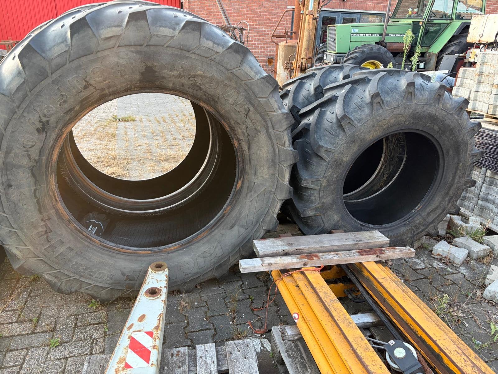 Banden kleber 650/65 r 38 super 11L. 480/70 r 28 super 8L., Zakelijke goederen, Agrarisch | Onderdelen | Banden, Velgen en Assen