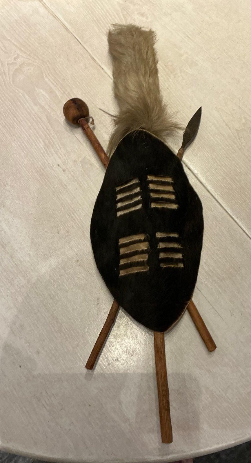 Decoratief Afrikaans zulu schild met speer en knots, Antiek en Kunst, Ritueel object, Natuurlijk materiaal, Afrika, Versierd