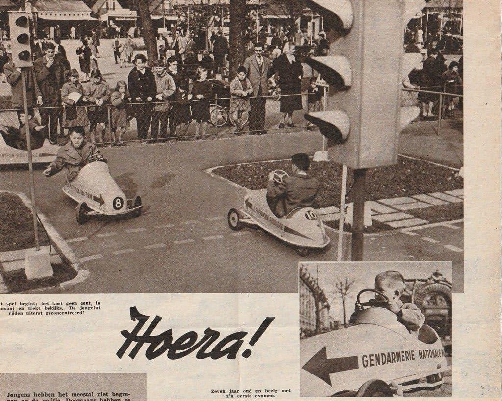 Vintage knipsel 1957 Jongetjes in trapauto's verkeerspark, Verzenden, Overige typen