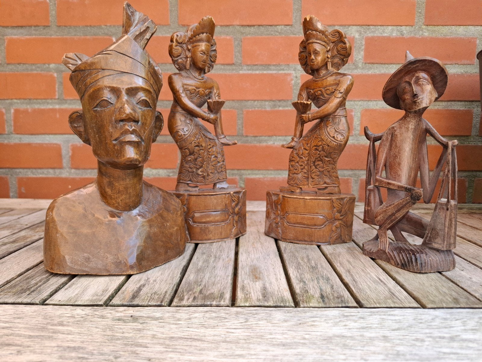 Set van 4 handgesneden houten beelden uit Indonesië, Antiek en Kunst, Groep mensen, Ophalen of Verzenden, Handgemaakt, 20 - 50 cm