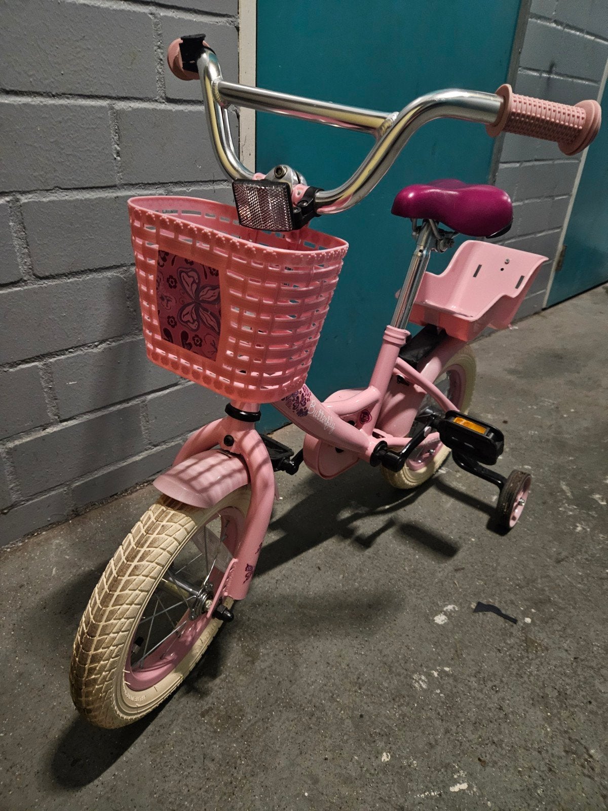 Roze meisjesfiets met zijwieltjes en mandje, Ophalen, Terugtraprem, Zijwieltjes, Gebruikt