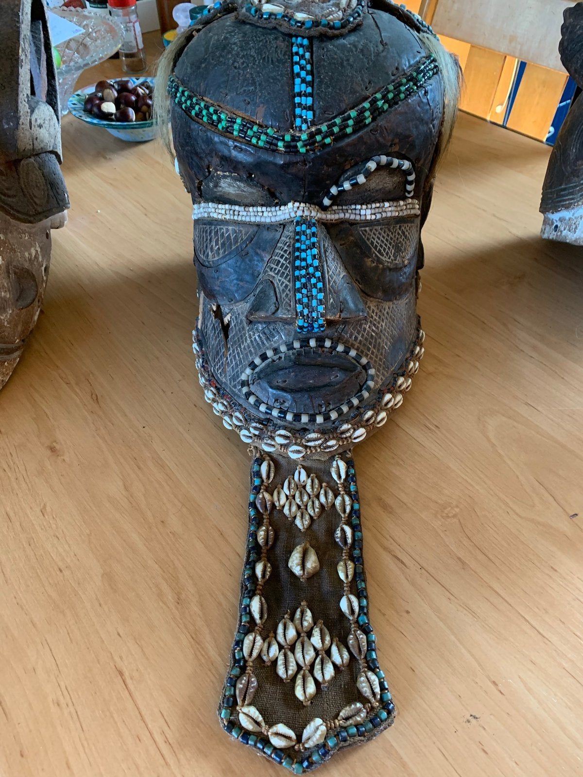Uniek Afrikaans masker met kralen en schelpen, Antiek en Kunst, Afrika, Masker, Handgemaakt, Meerkleurig