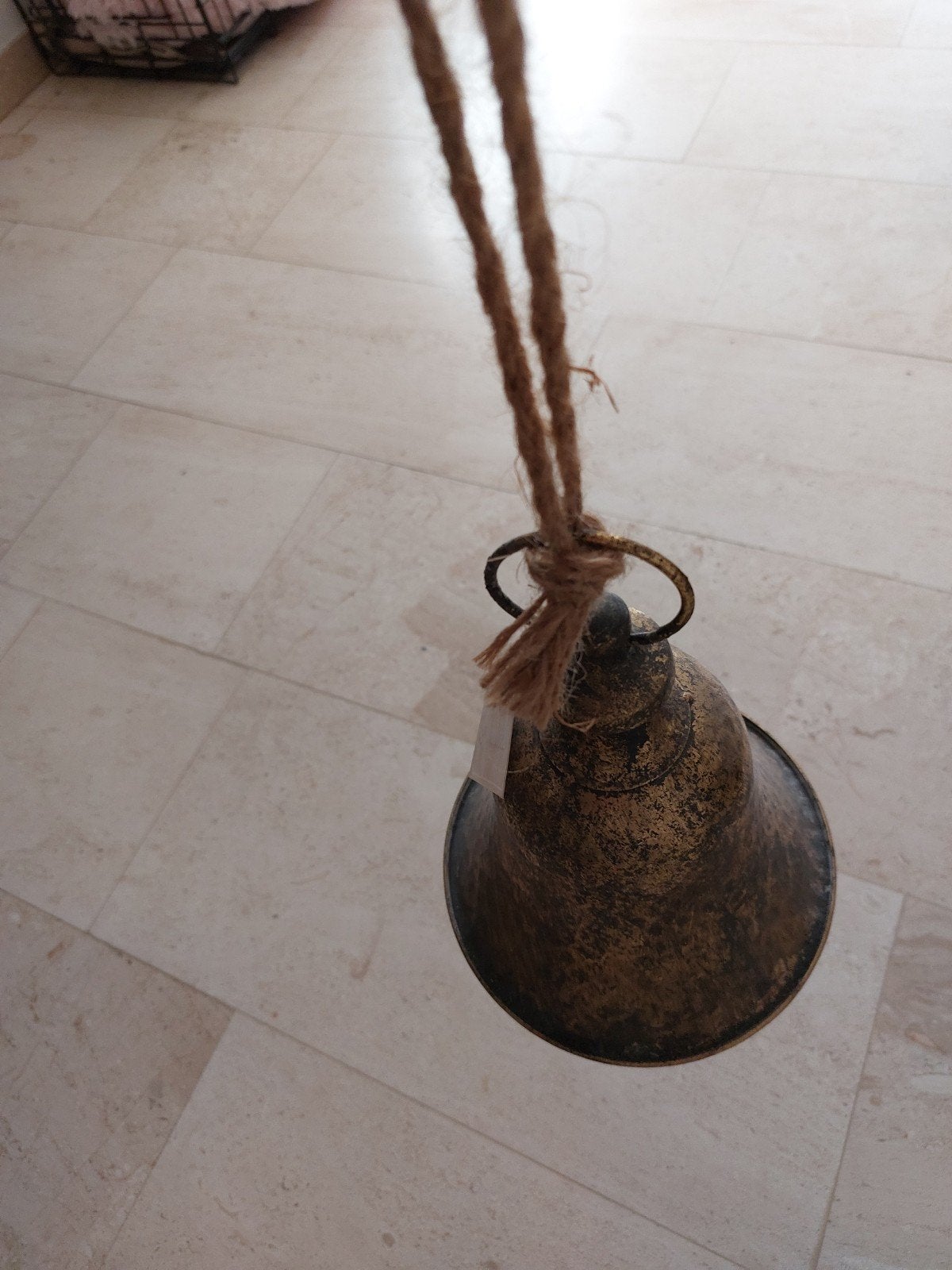 Decoratieve metalen bel met touw, goud/zwart, Vintage, Nieuw, Ophalen of Verzenden, Goud