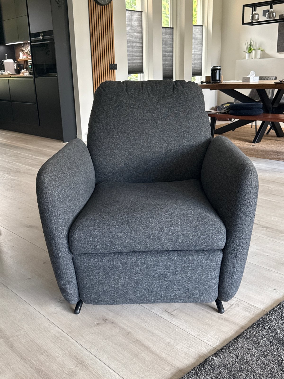 Comfortabele grijze fauteuil, Ophalen, 75 tot 100 cm, Zo goed als nieuw, Stof