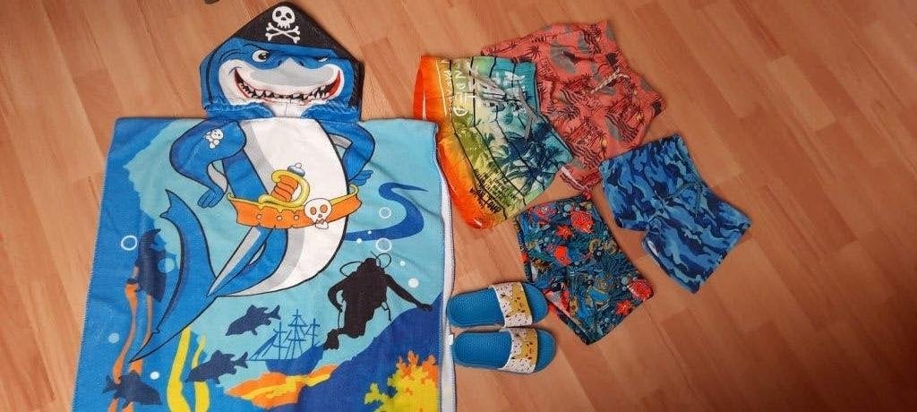 zwembroekjes, bad cape en slippers, Ophalen of Verzenden, Gebruikt, Jongen, Zwemschoenen