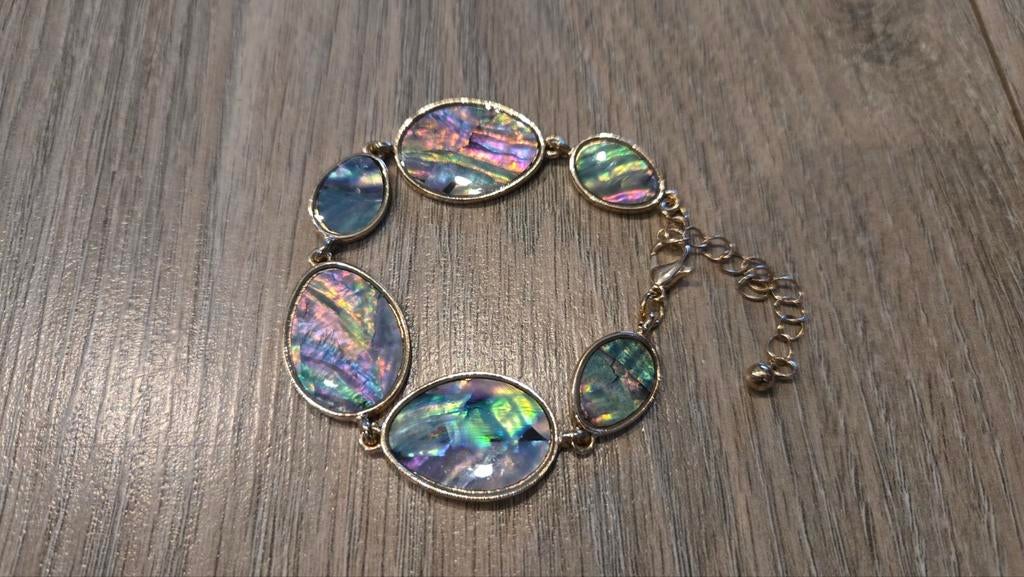 Mooie goudkleurige parelmoer armband - Nieuw, Sieraden, Tassen en Uiterlijk, Armbanden, Overige materialen, Verzenden, Nieuw, Met bedels of kralen