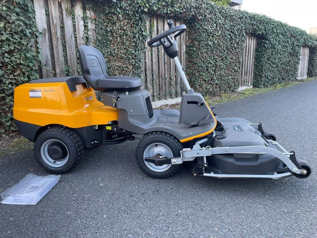 Gebruikt Stiga PARK 300 incl. 95 cm Multiclipdek, Tuin en Terras, Zitmaaiers, Ophalen, Gebruikt, Lange Dreef 11, Stiga