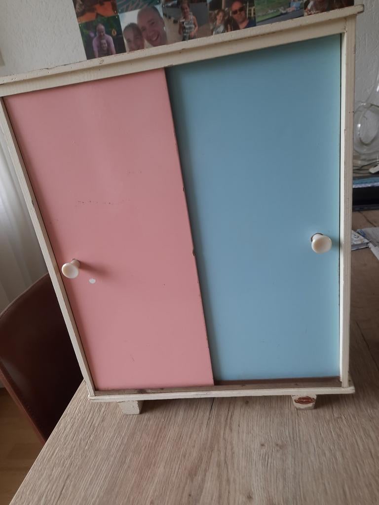 Okwa vintage poppen kledingkastje roze blauw, Kinderen en Baby's, Speelgoed | Overig, Ophalen