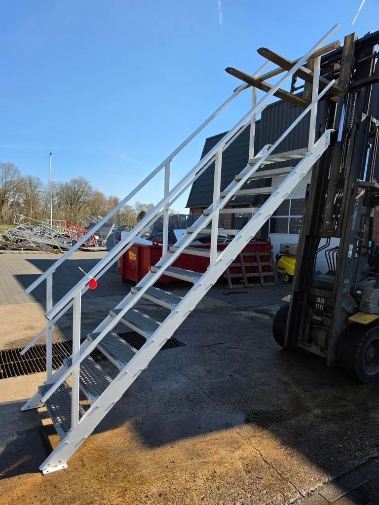 Stalen trap grijs. Hoog 2,60 mtr. Nor032, Ophalen, 2 tot 4 meter
