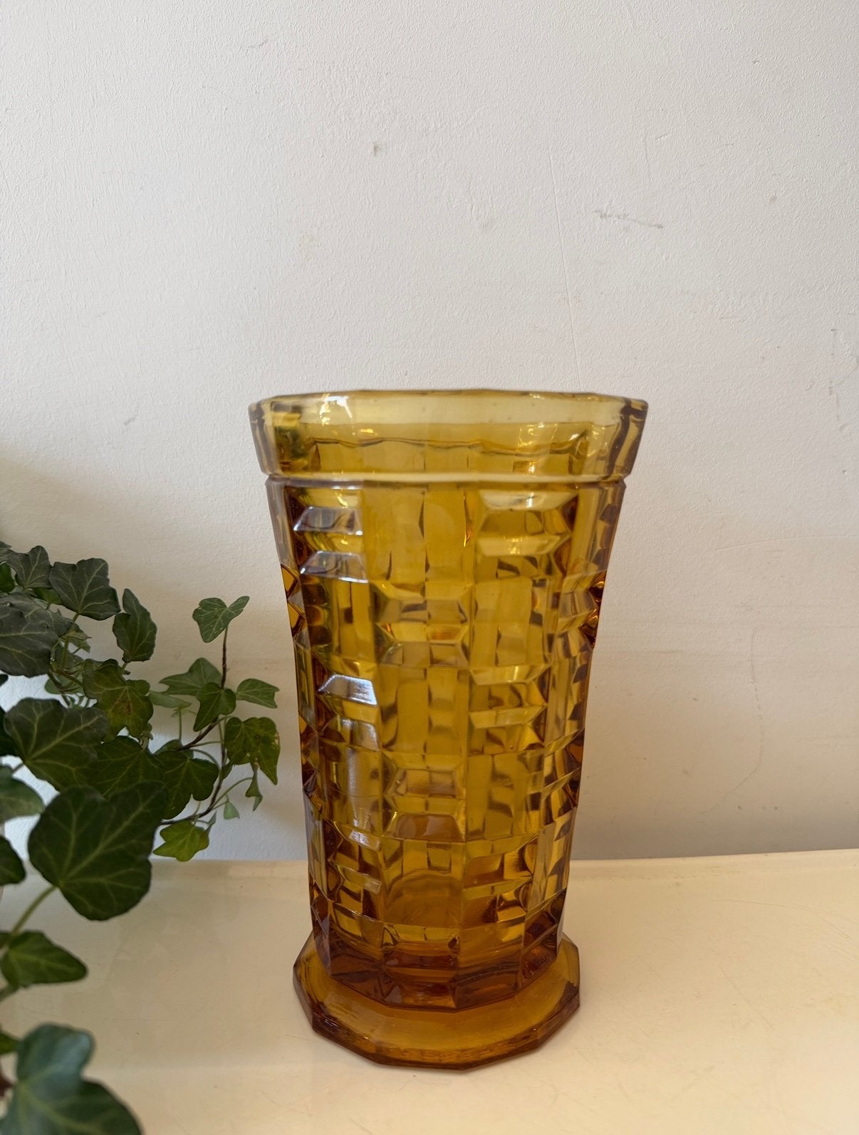 Amberkleurige vintage glazen vaas