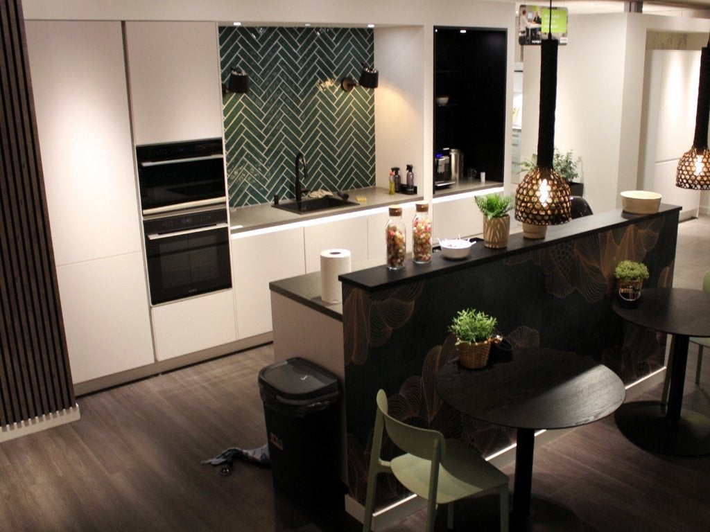 AF12 – Häcker designkeuken met eiland, BORA en Quooker, Huis en Inrichting, Ophalen, Gebruikt, Overige typen, Met kookeiland