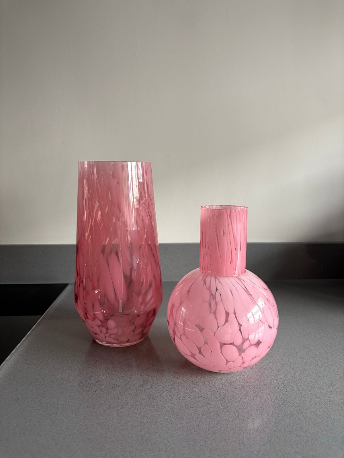 Set van 2 roze glazen vazen met spikkelpatroon, Met patroon/structuur, Ophalen of Verzenden, Roze, Glas