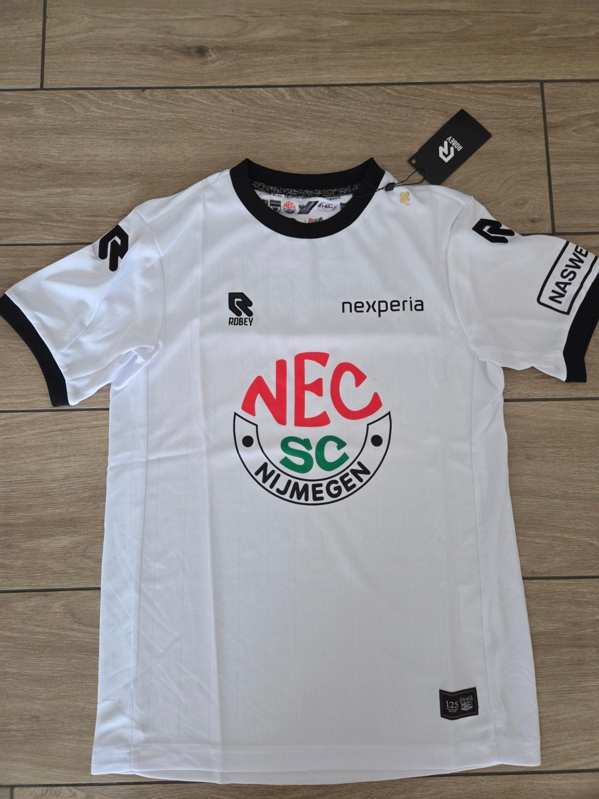 NEC jubileum shirt NIEUW!, Sport en Fitness, Voetbal, Maat S, Ophalen of Verzenden, Nieuw, Shirt